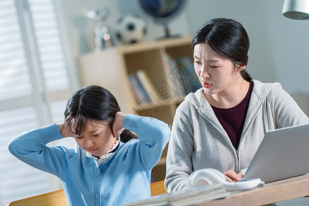 年轻妈妈和做作业的女儿生气图片