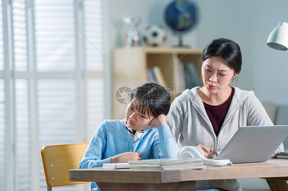 年轻妈妈和做作业的女儿生气图片