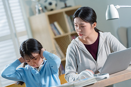 年轻妈妈和做作业的女儿生气图片