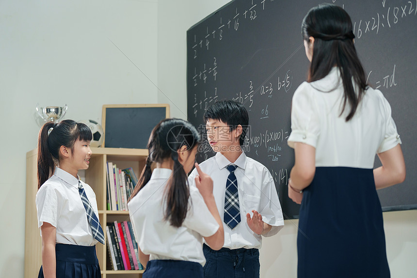 老师给小学生上课高清图片下载-正版图片507635650-摄图网