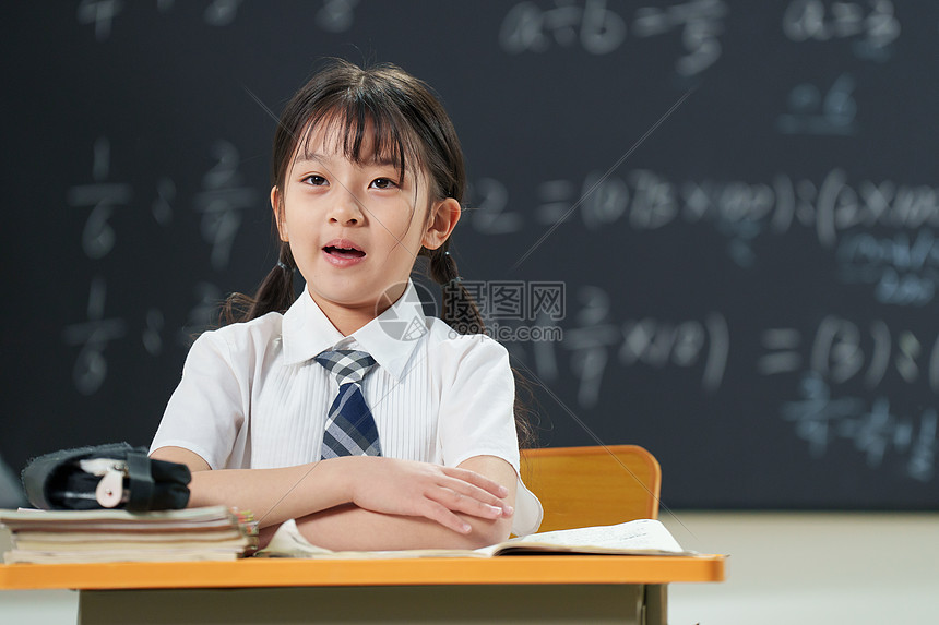 小学生在教室里上课高清图片下载-正版图片507635655-摄图网
