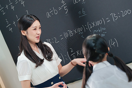 老师给小学生上课图片