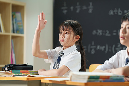 在课堂上举手的小学生图片