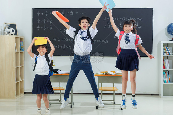 快乐的小学生在教室里欢呼跳跃图片