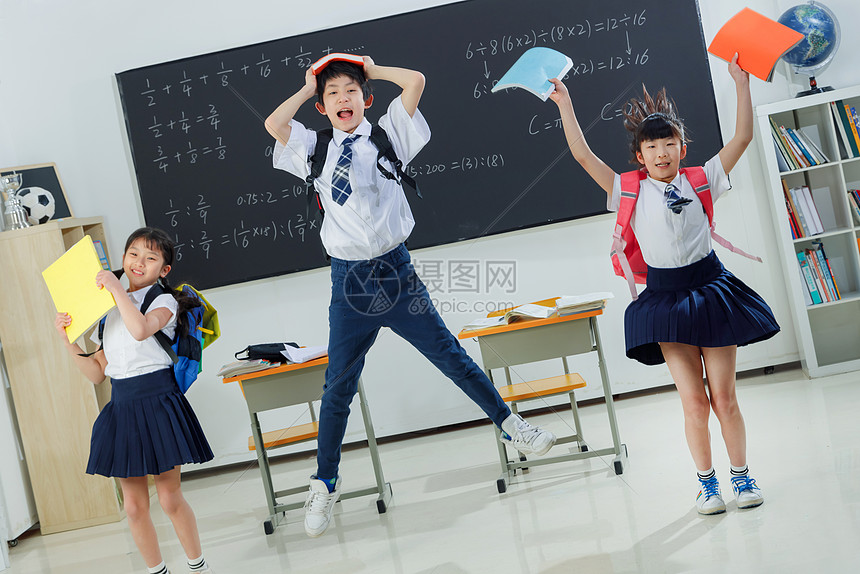快乐的小学生在教室里欢呼跳跃高清图片下载-正版图片507635750-摄图网