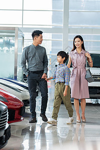 汽车4S店内挑选汽车的幸福三口之家图片