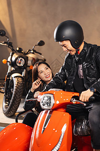 青年伴侣挑选摩托车图片