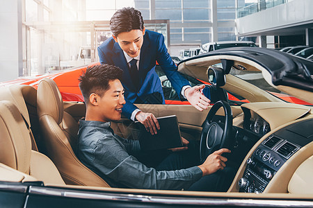 推销汽车销售人员为顾客介绍背景