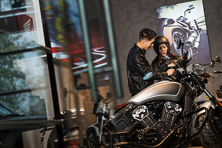 个性海报青年伴侣挑选摩托车背景