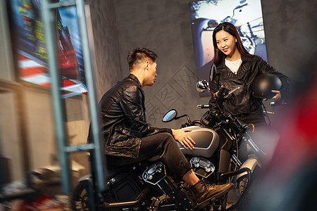 青年伴侣挑选摩托车图片