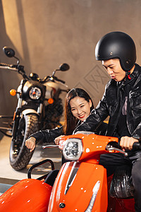 青年伴侣试驾摩托车图片