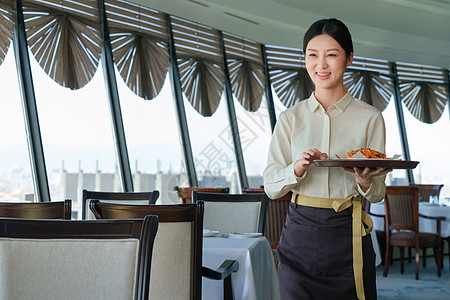 空中餐厅热情的服务员上菜高清图片