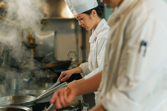 后厨内的专业厨师团队烹饪美味佳肴图片