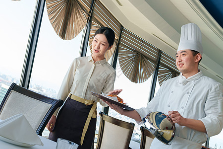厨师端东西空中餐厅厨师服务员上菜并介绍背景