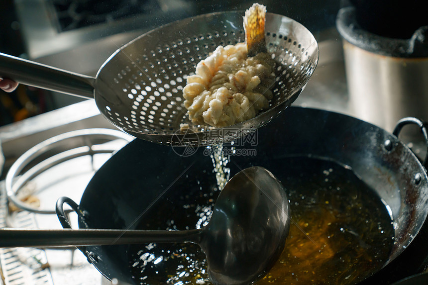 烹饪菜肴热油炸鱼图片