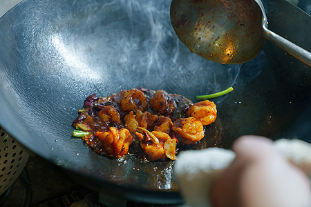 烹饪美味佳肴炒菜颠勺高清图片