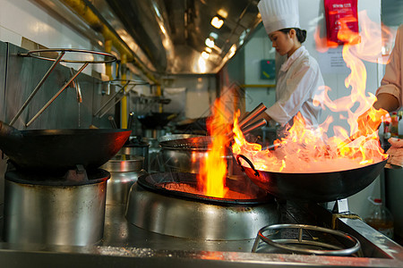 餐厅后厨大厨炒菜图片素材