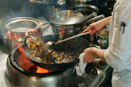 餐厅后厨大厨炒菜颠勺图片