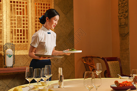 产业端热情的酒店服务员上菜背景