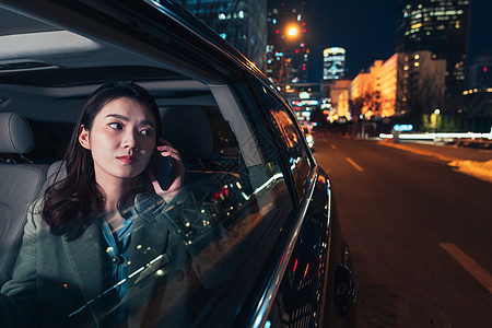 车内的青年商务女人拨打电话图片