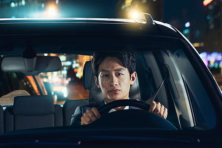 夜晚驾驶汽车的青年男人图片