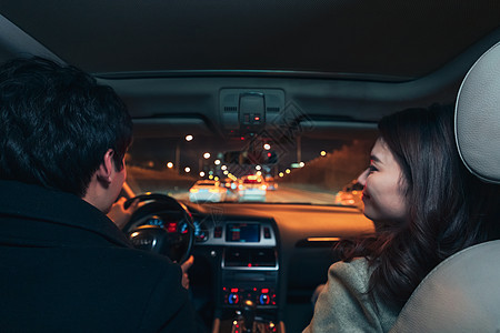 夜晚驾驶汽车出行的青年伴侣图片