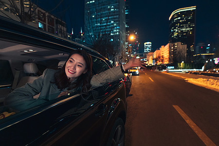 景观照明车内的青年商务女人背景