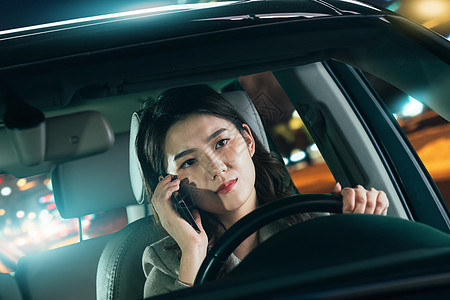 驾驶汽车的青年商务女人拨打电话图片