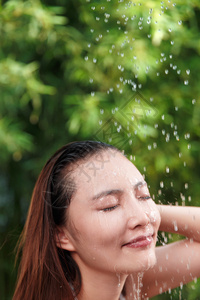 年轻女人沐浴图片