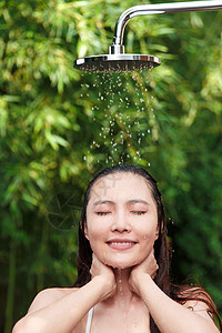 年轻女人沐浴图片