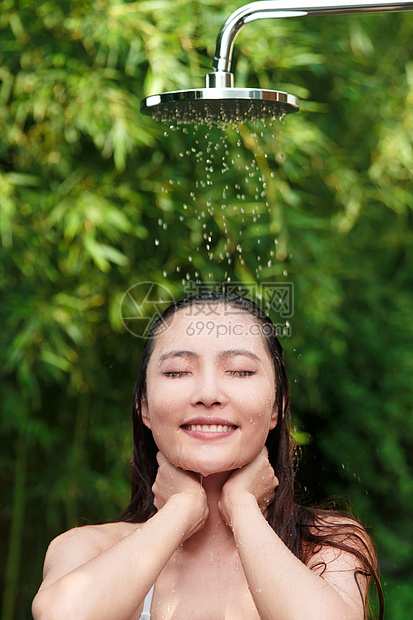 年轻女人沐浴图片