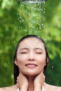 年轻女人沐浴图片