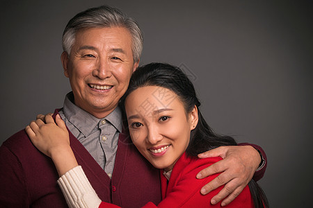女儿和父亲拥抱图片