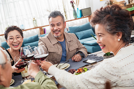 幸福的中老年夫妻一起聚餐图片