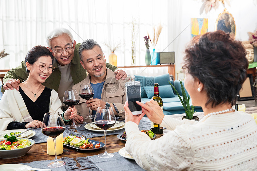 聚餐时快乐的中老年人用手机拍照高清图片下载-正版图片507638422-摄图网
