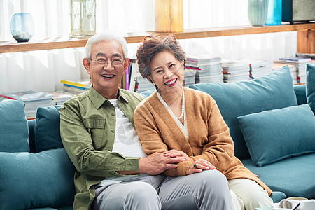 幸福的老两口坐在沙发上背景图片