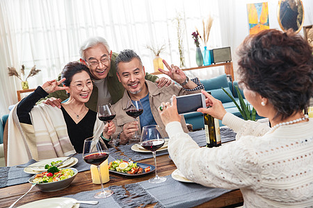 聚餐时中老年人用手机拍照高清图片