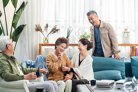 快乐的老年人在客厅喝茶聊天图片