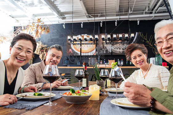 幸福的中老年夫妻在餐厅一起用餐图片