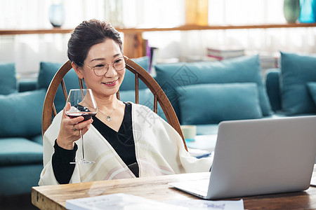 中老年女士在家使用笔记本电脑图片