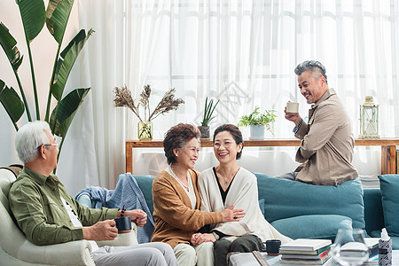 快乐的老年人坐在客厅喝茶聊天图片