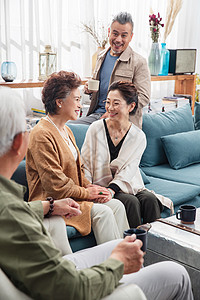 快乐的老年人们在客厅喝茶聊天图片
