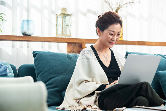 中老年女士在家使用笔记本电脑图片