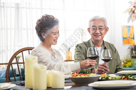 幸福的中老年夫妇享受二人世界图片