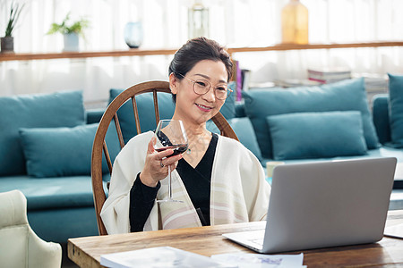 中老年女士在家使用笔记本电脑图片