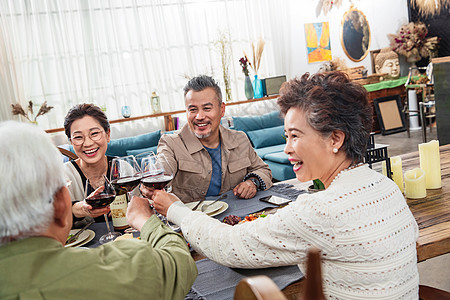 客厅里举杯庆祝的两对中老年夫妇图片