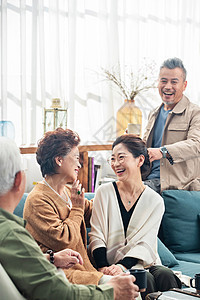 幸福的中老年人们在室内喝茶聊天图片