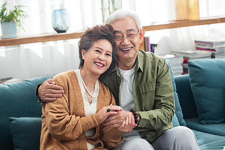 恩爱幸福的老年夫妇坐在沙发上图片