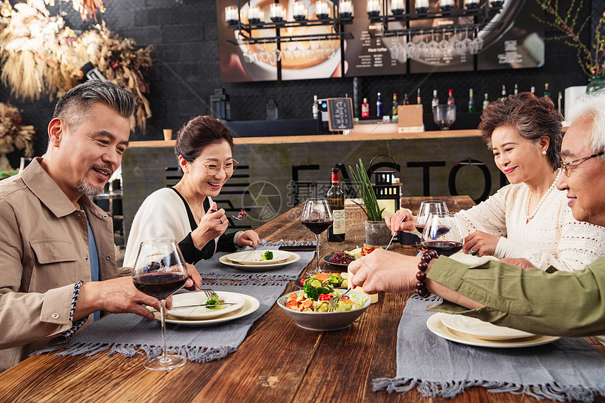 快乐的中老年朋友在餐厅边吃饭边聊天高清图片下载-正版图片507638795-摄图网