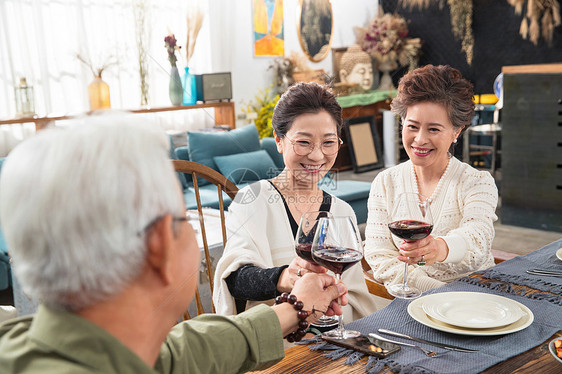 聚会上快乐的中老年人闲聊干杯图片